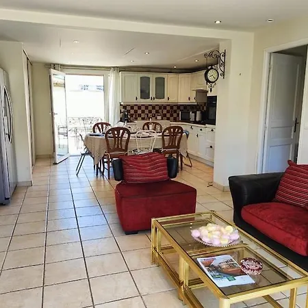 A 200 M De La Villa